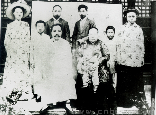 1913年,茅以升先生在南京与家人合影(后排右一为茅以升)