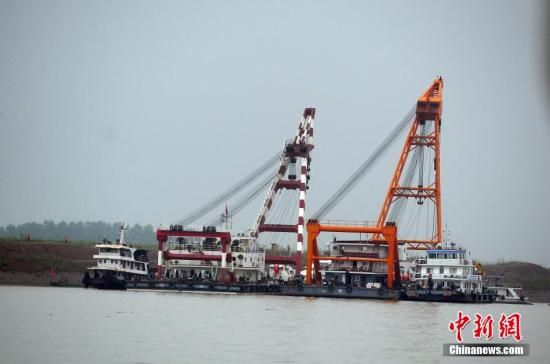 6月4日，客船“东方之星”长江沉船第三日，大型起吊设备?？吭诳痛潦鹿氏殖?，现场已具备对沉船打捞起重的能力。中新社发 张畅 摄